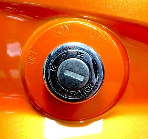 Hlavní spínač Pozice a funkce hlavního spínače: Všechny el. obvody jsou zapnuté. Motor může být nastartován. Klíček nelze vyjmout Všechny el. obvody jsou vypnuté. Klíček lze bezpečně vyjmout.