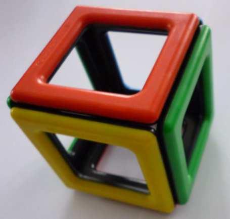 Obrázek 11: Modely těles složené ze stavebnice Magnetic Polydron Stavebnice se žákům líbila, nechala jsem jim tedy