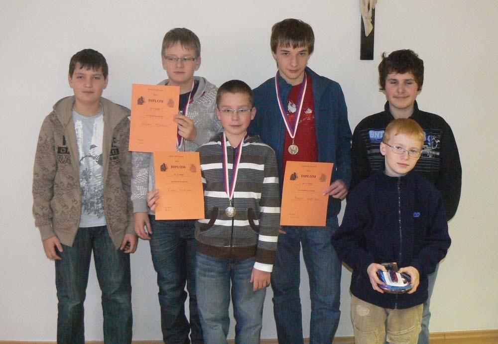 Poř. Jméno 1 2 3 4 5 6 Body SB 1. Skrášek Adam * 1 1 1 1 1 5,0 10,00 2. Fridrich Tomáš 0 * 1 0 1 1 3,0 5,00 3. Bedřich Marek 0 0 * 1 1 1 3,0 4,00 4.