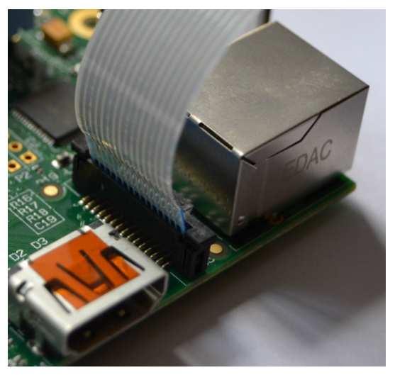 Realizace připojení a spuštění kamery Raspberry kamera se prostřednictvím 15 žílového kabelu s CSI rozhraním připojuje do CSI konektoru na základní desce Raspberry Pi, který se nachází mezi