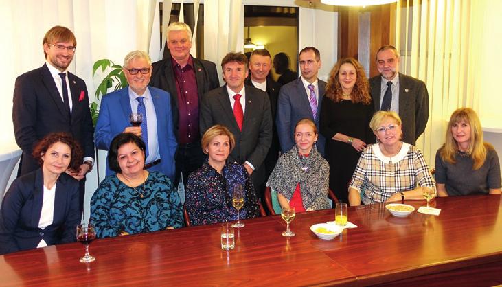 ČINNOST ČLK Lékařský poslanecko-senátorský klub V současnosti je mezi poslanci 17 a mezi senátory 12 lékařů nebo lékařek členů ČLK. Na pozvání prezidenta ČLK se 22. 1. 2019 uskutečnilo v kanceláři ČLK další neformální setkání lékařů členů ČLK, kteří jsou poslanci nebo senátory.