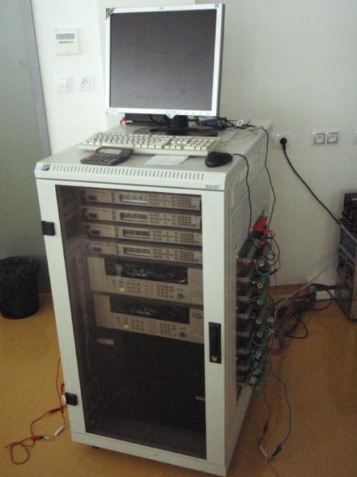 akumulátorové nádoby 5 spolu s kladnou elektrodou a separátorem.