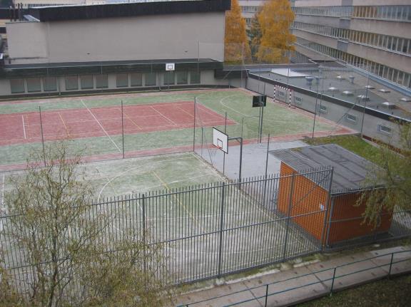 00 fotbal volejbal florbal basketbal různé sportovní hry Herny stolního tenisu, stolního fotbalu a kulečníku: denně od 14.00 21.00 Posilovny: denně od 14.00 21.00 Školní hřiště a hřiště před DM: dle počasí od 14:00 20.