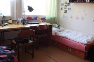 Každá výchovná skupina má k dispozici denní místnost s kuchyňským vybavením a umožňuje ubytovaným vlastní přípravu stravy. Toalety jsou po rekonstrukci a jsou umístěny na chodbě každého podlaží.