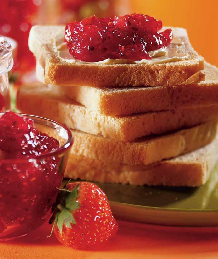 DÏem z jahod a tfie ní (na 4 sklenice po 375 ml) 700 g omyt ch a oãi tûn ch jahod 700 g vypeckovan ch tfie ní 2 KL