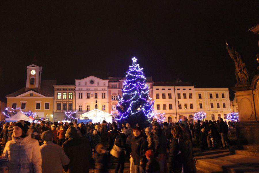 Rozsvěcení vánočních stromů, Adventní koncerty, Den otevřených dveří na gymnáziu, Gastroden, divadla, předvánoční programy pro děti, fotbalový a florbalový turnaj, Zimní táboření na Hvězdě.