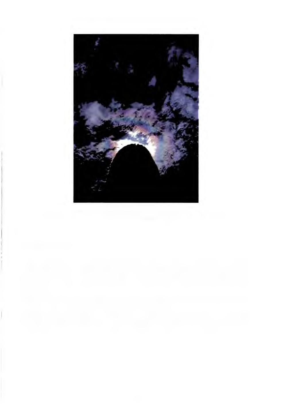 Obr. č. 3.7 - Irizace mraků. Národní park Saguaro (Arizona, USA), 8.9.1999 (Bernhard Mühr, převzato z [9]) 3.