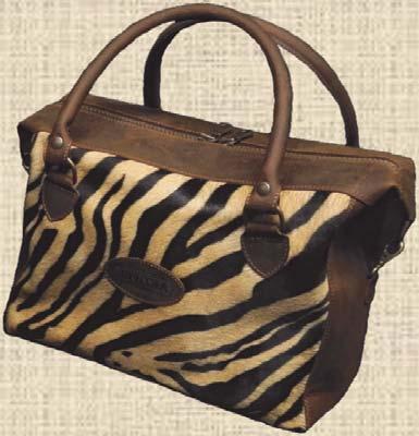 TBORSA 081 na zip. Velikost: 30 cm x 15 cm x 23 cm.