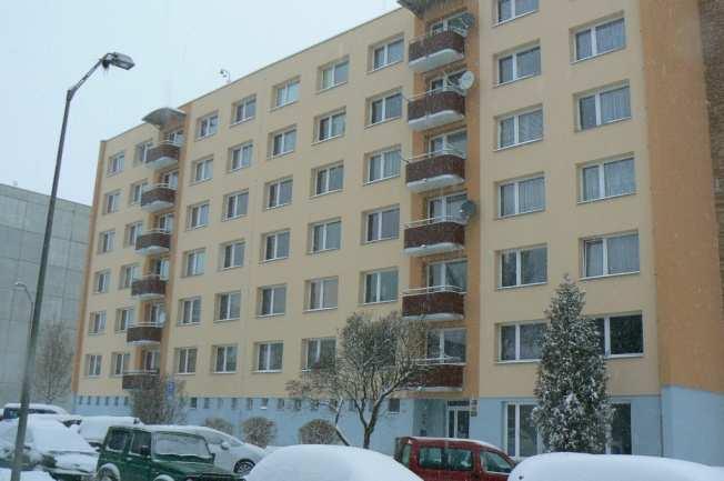 Vstupní ocelové dveře byly vyměněny za nové hliníkové. Stávající balkony byly nahrazeny novými od firmy Ocelové konstrukce České Budějovice.