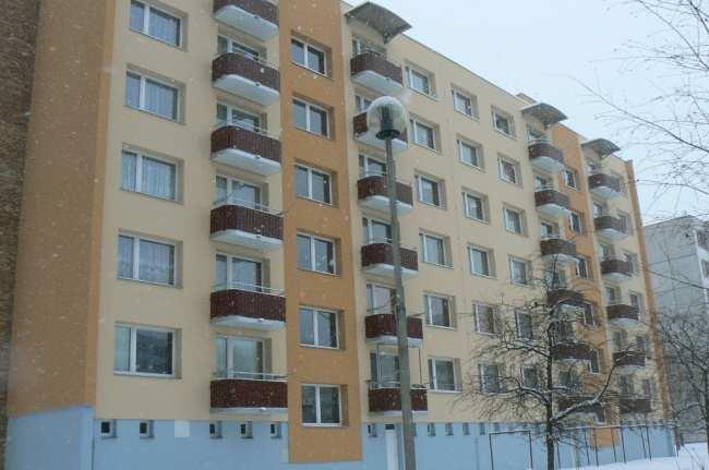 100 mm. Vnější povrch je tvořen základní vrstvou s vyztužením a finální stěrkovou strukturovanou omítkou na silikátové bázi.