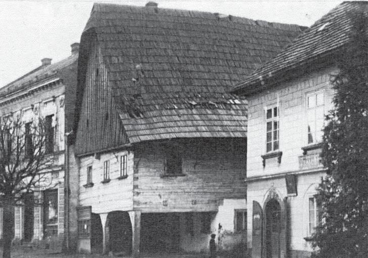 zpravodaj 8 K historii domu čp. 98 na Husově náměstí příběh tak trochu tajemný Vedle tzv. domu U kaple čp. 98 stával sousední dřevěný, který býval odedávna farou. Stalo se to takto. Ve 30. letech 17.