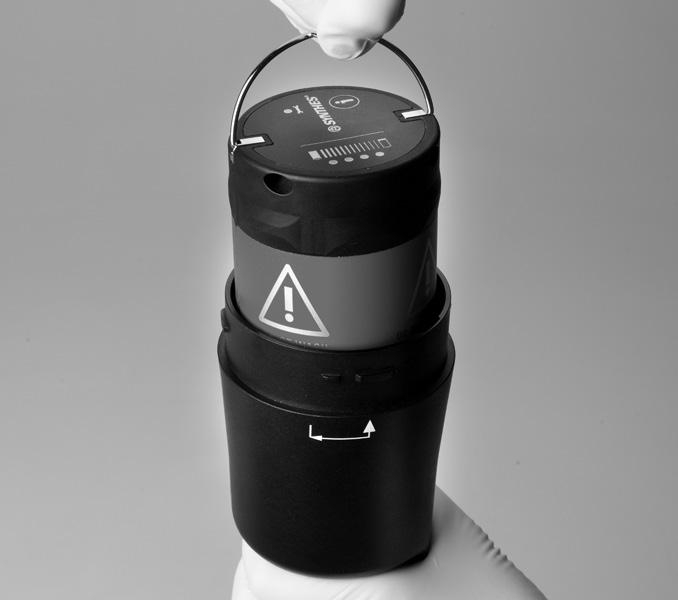 Poté pomocí páčky vytáhněte Power modul (Obrázek 2). Nakonec zasuňte Power modul zpět do nabíječky baterií.