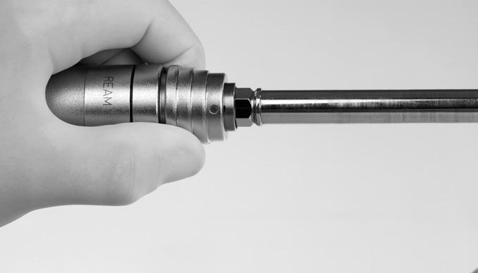 210) Rychlost: cca 330 ot/min Kanylace: 4,1 mm Vkládání a vyjímání řezných nástrojů Chcete-li namontovat řezný nástroj, zasuňte jej do otvoru nástavce a obě části spojte k sobě,
