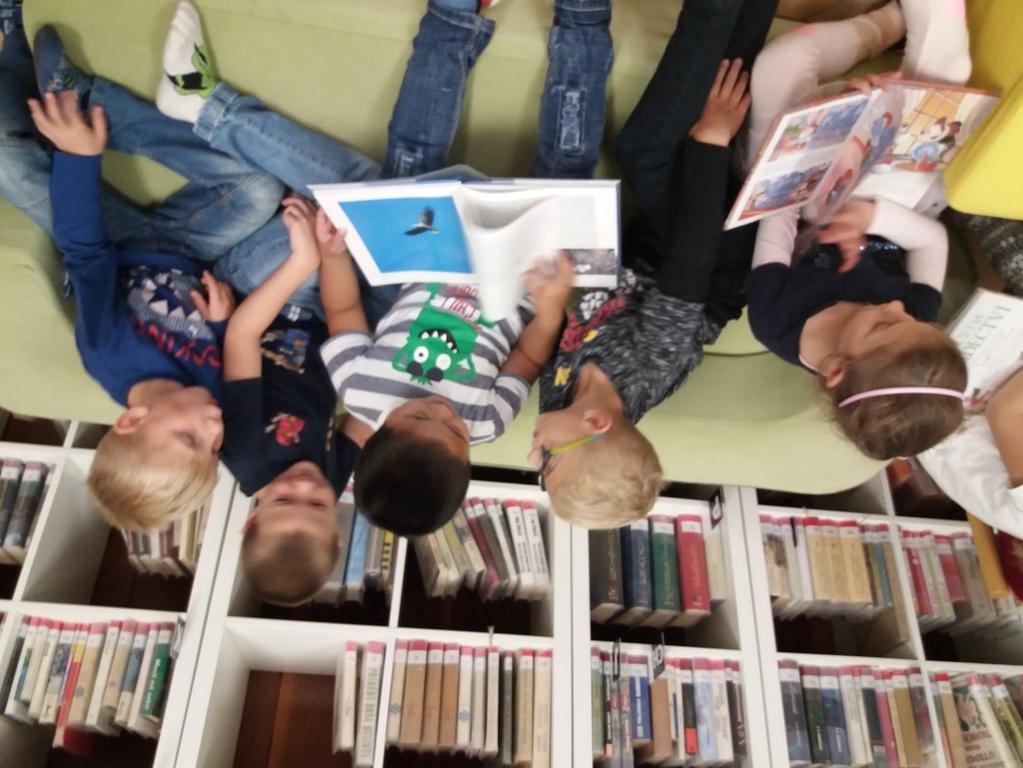 Paní učitelka, která má knihovnu na starosti, nás moc hezky přivítala a ukázala nám, které knížky jsou určené nám, začínajícím čtenářům.