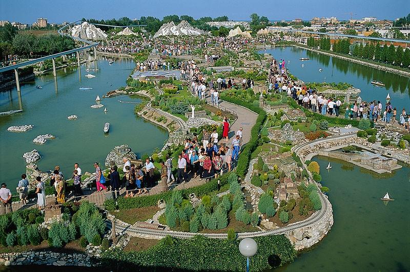 světových památek. Najdete v něm také zábavní lunapark či se můžete svést na člunech a prohlédnout si zmenšené Benátky.