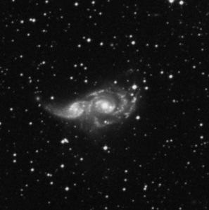 VevedlejšímsouhvězdíVelkéhopsasevdosahu40cmDobsona nalézá zajímavá dvojice interagujících a splývajících galaxií: NGC2207aIC2163(obr.3).