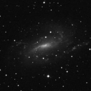 Malá středová výduť galaxiejepřecejenoněconápadnější;zadobrýchpodmíneklzevjejímokolí částečně rozlišit centrální část dvou hlavních, značně amorfních spirálních ramen.