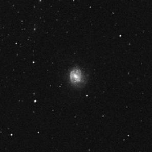 Jinou jasnou galaxií ve Velrybě je nápadná eliptická NGC 720 (10,2mag,4,4 2,2,typE4).
