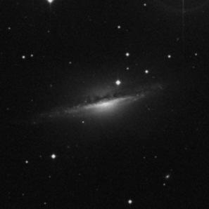 Zdánlivě osamocená galaxie je ve skutečnosti hlavním členem galaktické skupiny, společně s dalšími třemi velmi slabými objekty. Vzdálená je od nás 90 miliónů sv.r.