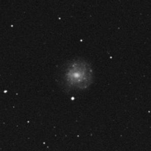 23 severozápadněsenacházínaopaksnadnopozorovatelnángc1035,navzdory jasnosti 12,2 mag. Tato zboku viditelná spirální galaxie typu Sc, s úhlovými rozměry2,2 0,6,jevzdálena57až62miliónůsv.r. Úhlově vzdálenějším členem skupiny je spirální galaxie s příčkoungc991(typsbc),kterounajdeme43 severněodhvězdy 80Ceti.