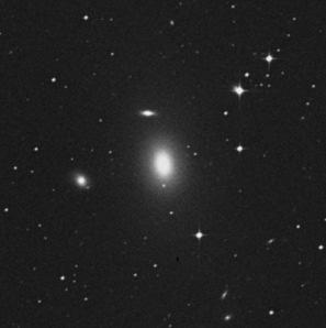 V nezřetelném Eridanu je třeba zmínit především tři galaxie ležící v severovýchodní části, tedy na příznivé deklinaci.