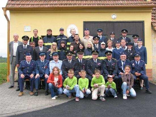 zásahové jednotky kompletně vybaveno zásahovými obleky, botami a ochrannou přilbou.