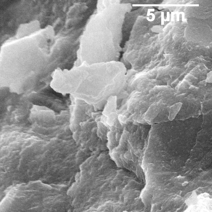 SEM lomových ploch hydrokeramiky U vzorků hydrokeramiky byly pořízeny obrázky lomových ploch s využitím skenovacího elektronového mikroskopu (SEM) s označením eexplorer od firmy ASPEX.