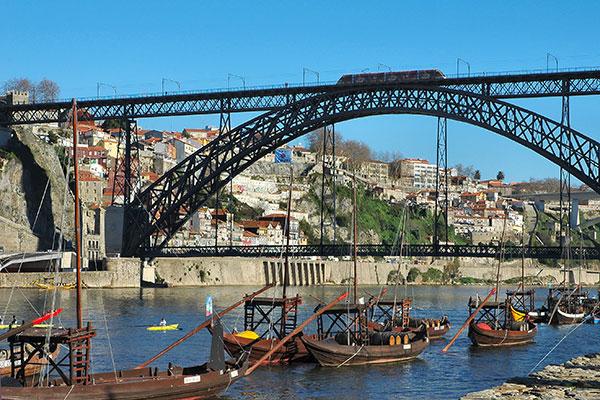den - Porto Připomeneme si kouzlo tohoto nádherného města starobylou čtvrť Ribeira, majestátní mostní konstrukce z dílny architekta Gustava Eiffela, barokní věž Dos Clerigos, z