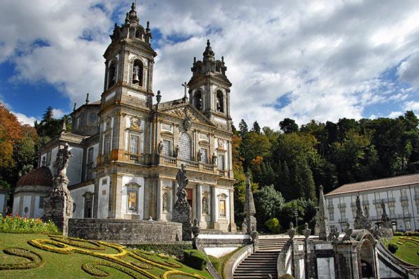 den - Braga a Guimarães Po snídani vyrazíme na sever přes dávnověké centrum křesťanství Bragu se zastávkou u kostela Bon Jeus do Monte až ke starobylému keltskému sídlišti