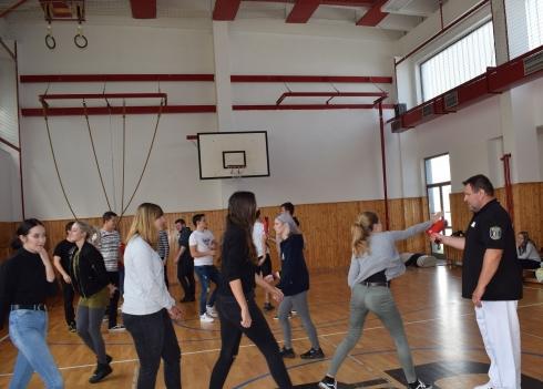 Agresor mezi námi foto: L. Pořízková Ku příležitosti branného dnu nečekal ve třídě před tabulí studenty druhých ročníků a sexty profesor, ale příslušník Policie České republiky.