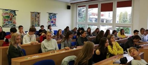 Drápalová Kdy se vám naskytne příležitost, že se vyučování zhostí hasiči nebo policisté. Tuto příležitost mají studenti Gymnázia Jana Placha v Mělníku každý rok.