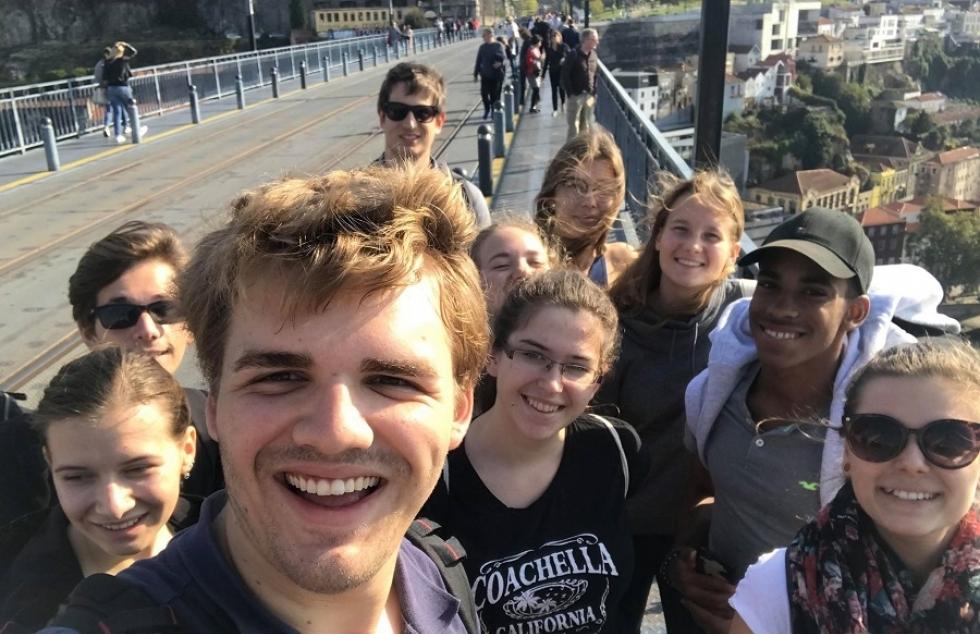 Septima se socializuje v Portugalsku foto: L. Zandlová první hodina seznamování a my jsme s překvapením zjistily, že nejsme nejmladší a možná si i najdeme kamarády. foto: L. Zandlová Na začátku října se nás 5 naprosto nesociálních studentek ze septimy vydalo na cestu do Portugalska.