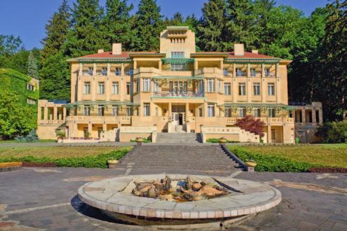 vtiskl tak Luhačovicím neopakovatelný ráz. Světoznámý architekt Bohuslav Fuchs navrhl v letech 1927 1928 funkcionalistické vily a vznikla tzv.