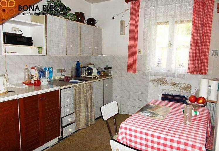 K domu přiléhá malá zahrádka a skalka se schody na velkou zahradu s ovocnými stromy, na niž navazuje louka o rozloze 4 000 m 2.