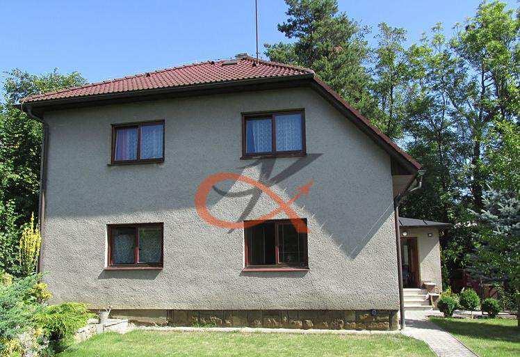 8) Rodinný dům, Zašová, okres Vsetín Rodinný dům v centru obce Zašová. Jedná se o zděnou stavbu. Dům je dvoupodlažní s možností dvou bytových jednotek.