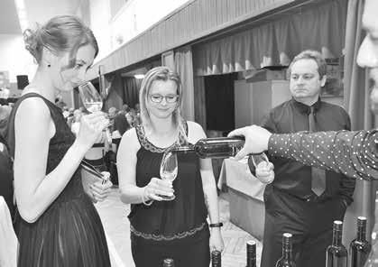 Skvělou show předvedl v Brodě Paľo Habera. Na parketu se tancovala i známá Macarena. FOTO: KM BŘESTEK Sauvignon, ročník 2011, výběr z bobulí.