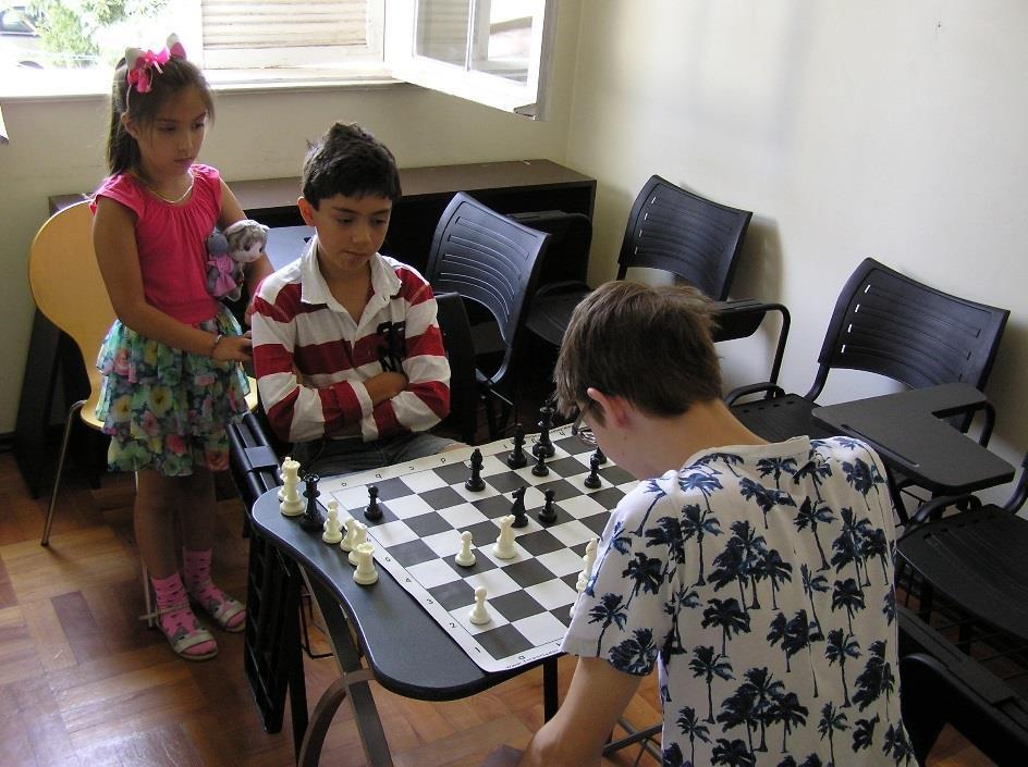 Mikiho šachové souboje v Chile Náš hráč Miki Trávníček je velký šachový nadšenec a opora několika kunovických týmů v soutěžích mládeže i dospělých.