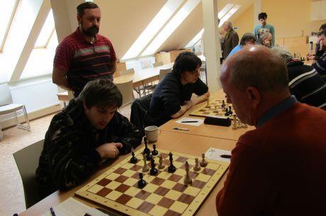 Martin Dvořák a Martin Beil Kovařík Jestříbek 1-0 (komentář David Kovařík) 1. e4 c5 2. Jf3 Jc6 3. d4 cxd4 4. Jxd4 e6 Častější tahy jsou e5 a Jf6. 5. c4 Se7 6. Jc3 Jf6 7. Jxc6 bxc6 8. e5 Jg8 9.