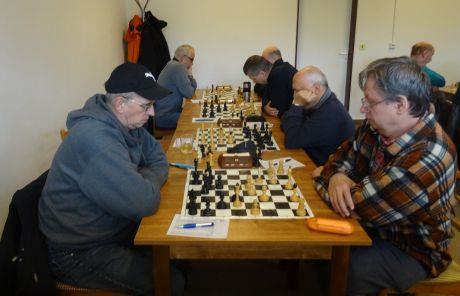 Jd6+ Po Je5+ by bílý mohl ohlásit mat 3.tahem. 20. Kd8 21. Jxe8 Db6 22. Vxd5+ Kxe8 23. Dg8+ Ke7 24. f6+ Kxf6 25. Dg5+ černý vzdal Závěrečný útok sehrál bílý excelentně! 8.