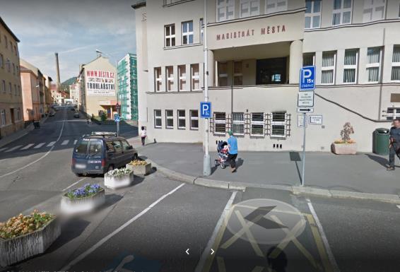 servis, jehož pracovníci poskytují informace o místě výkonu sociálně-právní ochrany dětí. Budova A 2 je technicky upravena tak, že do ní mají přístup také osoby imobilní, matky s kočárkem.