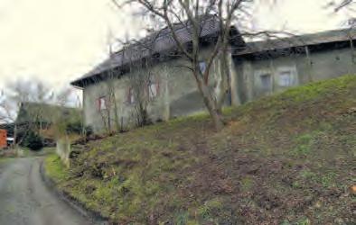 materiálová charakteristika objektů ve dvoře je diferencovaná, dům (s poněkud zkomoleným tvarem svého rozšíření v přední obytné části) je značený červeně. Polohopisný podklad ÚaZk.