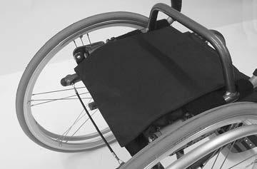 Sklápěcí zádová opěra Sklopení zádové opěry Ke složení nebo přepravě vozíku lze zádovou opěru sklopit dopředu. 1 1. Nejprve otočte postranice dovnitř (1).