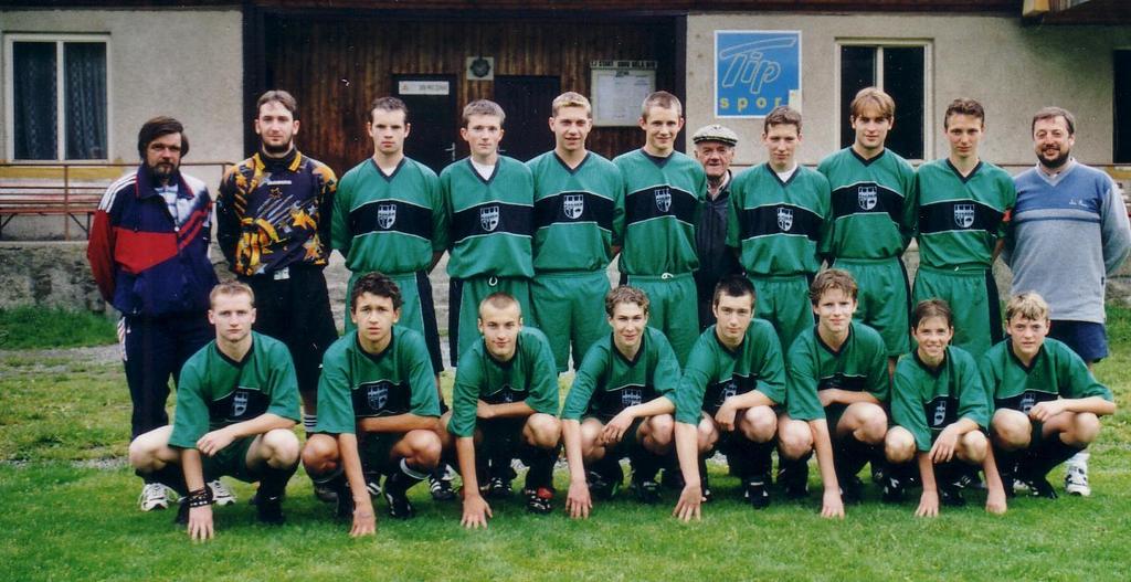 DOROST -oblastní soutěţ skupina B Zleva stojí: Václav LEJSEK-vedoucí muţstva,jan ŠLEGL,Petr VONÁŠEK,Radek MATOUŠEK,Petr PUSTOVOJT,Jan CERMAN,František ŠTEFFEL,Jan NOVÝ,Petr KAMIC,Miroslav NOVÝ ml.