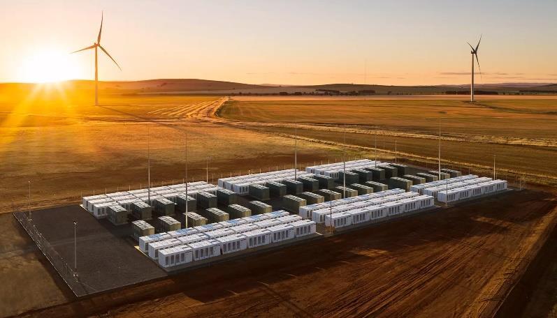 AUSTRÁLIE V roce 2017 instalován doposud největší BESS Instalovala Tesla Výkon 100 MW, kapacita 129 MWh Pomáhá řešit problémy s výpadky elektřiny na jihu země Již za první rok provozu přinesla větší