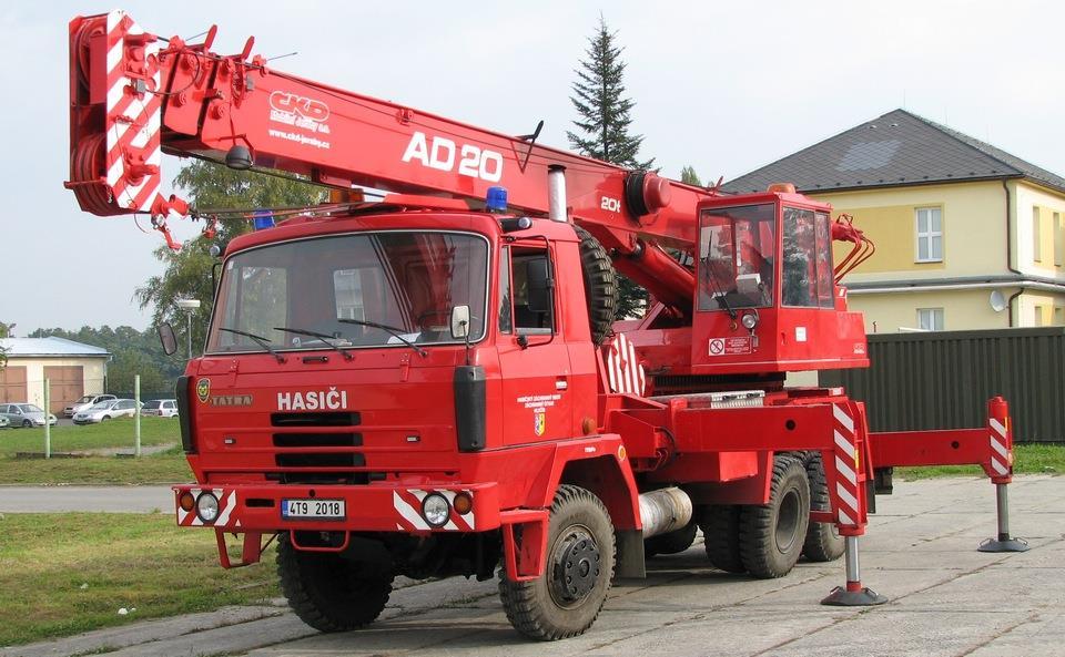 AJ 20 - Automobilní jeřáb manipulační, stavební, záchranářské práce a manipulace s nepojízdnou nebo havarovanou technikou Vozidlo Tatra T815 AJ 20 Délka x šířka x výška Provozní hmotnost Míst k