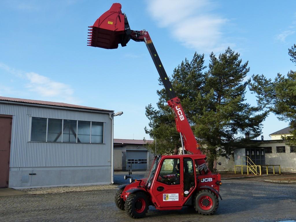 Teleskopický manipulátor JCB 525 provádění rozkrývání sutin zřícených budov, zemních a demoličních prací nakládání materiálu pomocí lopaty a vidlí nouzové využití i k improvizovanému zvedání a