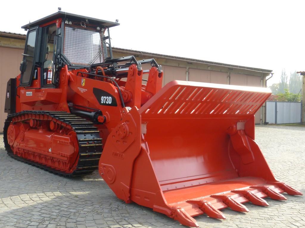 Stroj Pásový nakladač CAT 973D balistická ochrana, zvýšená mechanická a teplotní odolnost stroje stroj je osazen kamerami a termokamerou s možností dálkového ovládání stroje na cca 200 m nakládka