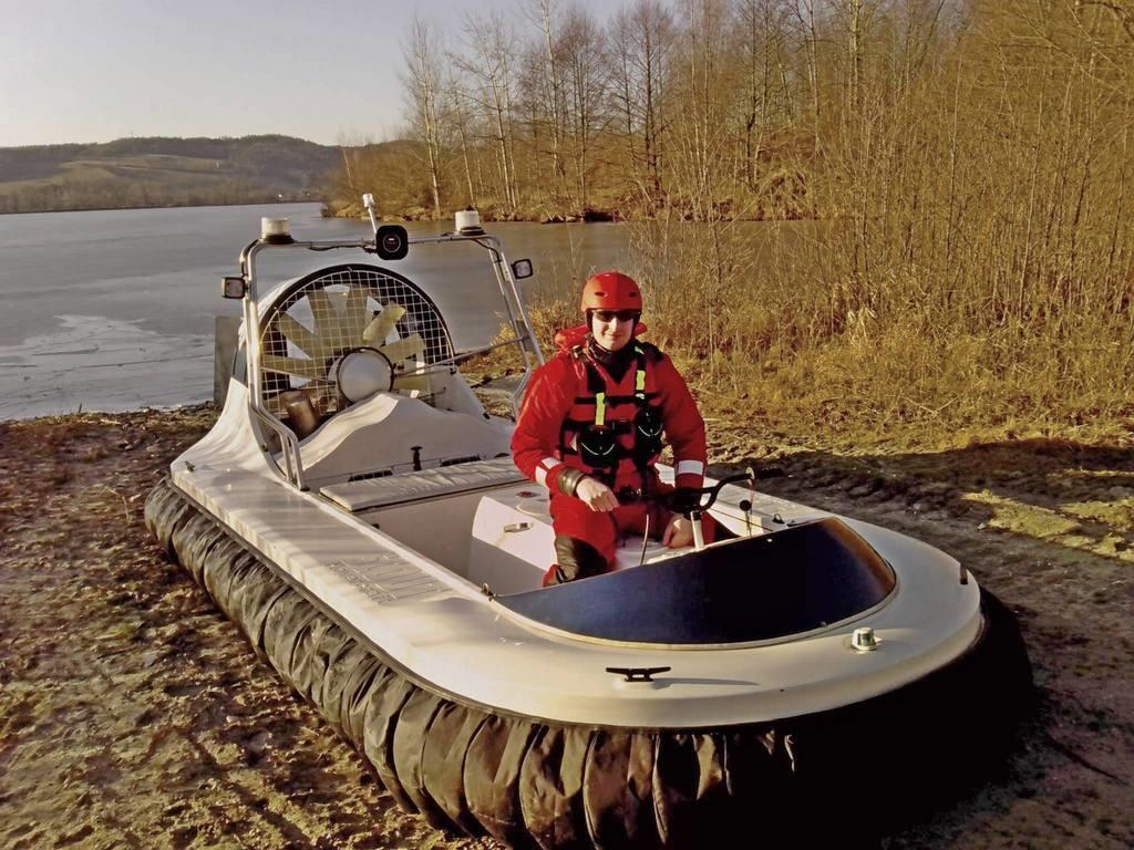 Vznášedlo Scout Hovercraft S430 pro přepravu (evakuaci) osob přes vodní překážky i po souši průzkumná činnost (záplavy, pátrání, aj.