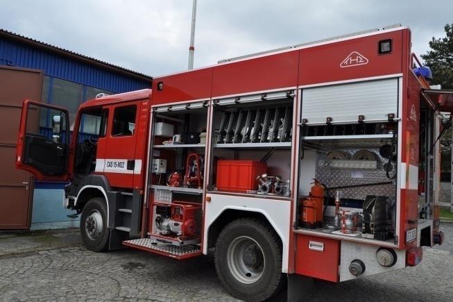 hašení požárů dálková doprava vody CAS 15 Vozidlo CAS 15 (MAN) CAS 15 (M-B Atego) Délka x šířka x výška 7,1 2,5 3,3 m
