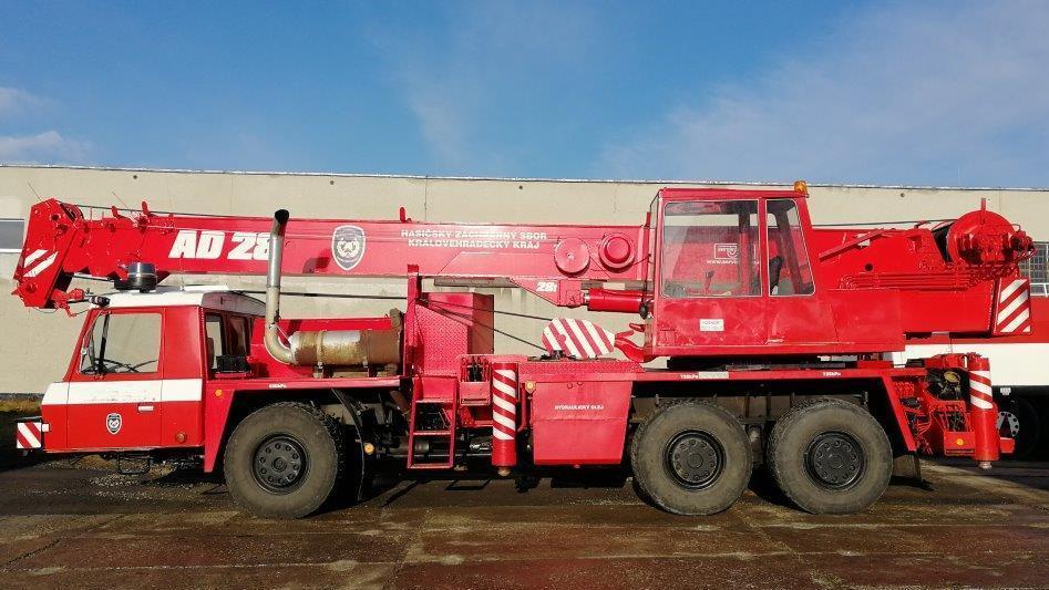 AJ 28 - Automobilní jeřáb manipulační, stavební, záchranářské práce a manipulace s nepojízdnou nebo havarovanou technikou vybaven navijákem o tažné síle 100 kn Vozidlo Tatra T815 AJ 28 Délka x šířka